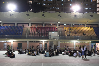 一批人在荃灣沙咀道球場聚集。