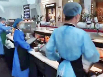 星巴克中國官方表示，目前員工已換上藍色隔離衣。網圖