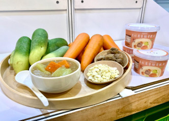 青红萝卜猪骨软汤以全天然食材熬制，座热十分钟便可进食。