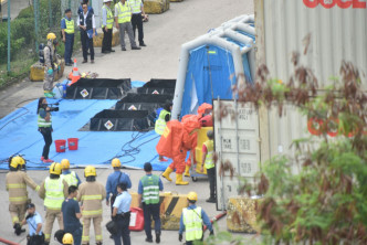逾百名警員及消防人員下午到葵涌一號貨櫃碼頭，模擬有化學氣體洩漏。楊偉亨攝