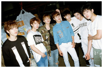 INFINITE成員，左起：東雨、優鉉、聖圭、成烈、L（金明洙）、成種、Hoya（已退出）
