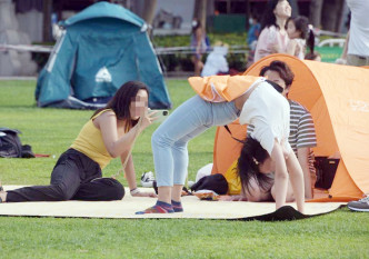市民到公园草地搭帐篷。