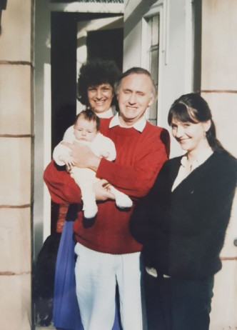 32岁的Eileen Walmsley（右）与父母及女儿。网上图片