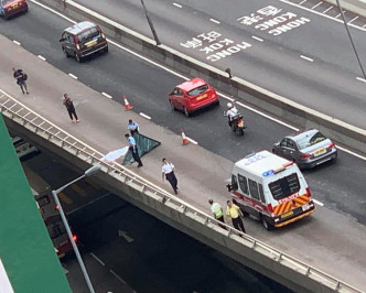 警方用帆布遮盖尸体。图:网民Lai Fun Tsang‎香港突发事故报料区