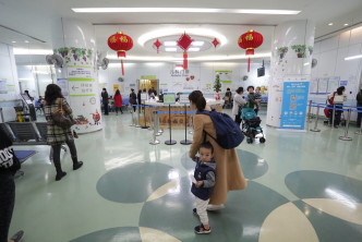 卢宠茂表示，为了保证医院的正常运作，疫情期间港大派出的约30至40名员工已常住在深圳。资料图片