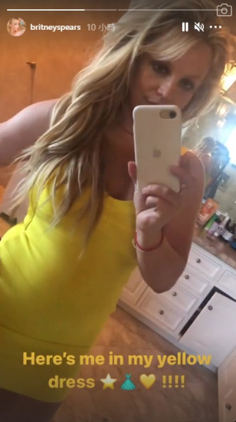 Britney在社交网向fans展示新的黄色裙。