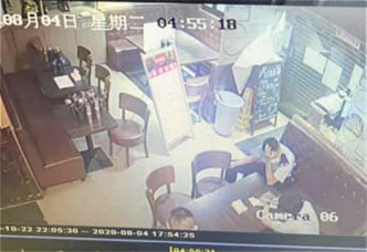 有食店指控警员闯入搜查店内物品。La Tessa图片