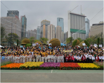 花展大型镶嵌活动1300名学生协助镶嵌大花坛。