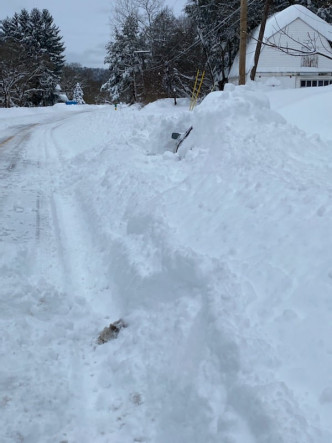 私家车被埋在约40寸积雪底下。New York State Police fb