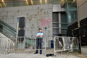 示威者昨日包围警察总部并破坏设施。