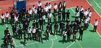 逾50名學生在校園內高叫「香港獨立，唯一出路」口號，又合唱反修例示威歌曲。影片截圖