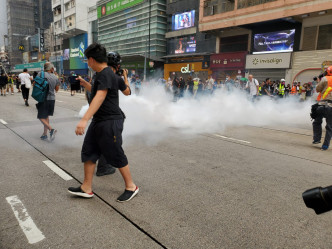 警方于下午2时24分在崇光百货外施放催泪弹驱散示威者。