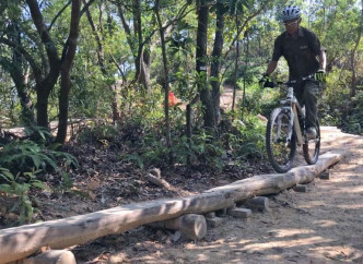 國際越野單車協會路徑專家林暉明在不同難度的單車徑道作示範。發展局圖片