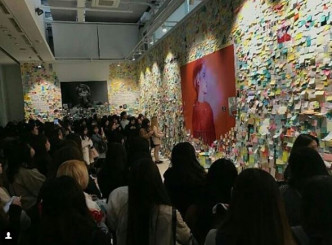 SM大樓的鐘鉉紀念館聚集大批粉絲