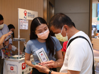 香港失明人協進會由7月13日至16日，在裕民坊1樓中庭側舉行為期4日的展板介紹「逍遙行」。