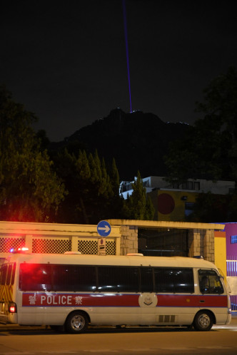 有2至3輛警車於九龍塘沙福道戒備。