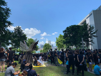 添馬公園大批市民野餐。