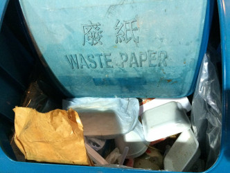 蓝色的废纸回收箱亦有大量的熟食纸袋和胶器皿。网民Leo Mak摄