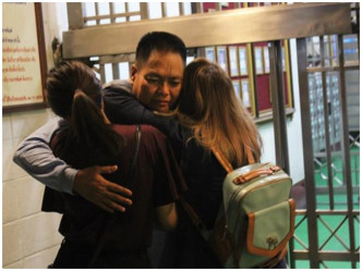 西拉普离开监狱时和女儿及妻子紧紧拥抱。网图