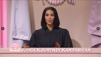 Kim在「家事法庭」環節扮家姐Kourtney。