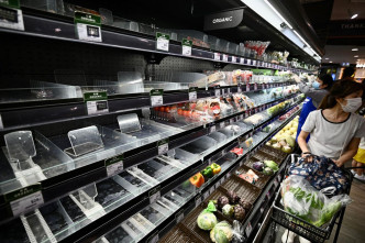 市民涌去超市购买蔬果、鲜肉、冷冻食品。
