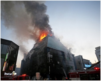 火勢迅速蔓延至整棟大廈。AP
