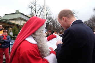 威廉王子將兒子的親筆信交予聖誕老人。