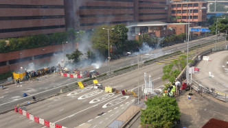 理工大學外示威者與警方爆發衝突。資料圖片
