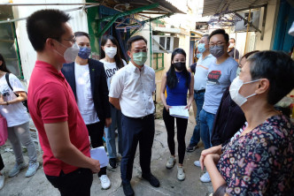 劉業強與郭基煇及楊政龍等人，帶領20名青年學員到屯門寮屋區探訪基層家庭。