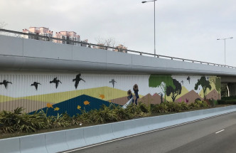 主題為「捉迷藏」的天水圍濕地公園路天橋壁畫。網誌圖片