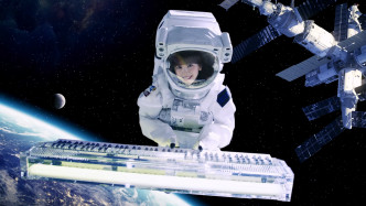 Miihi化身太空人在宇宙彈琴。