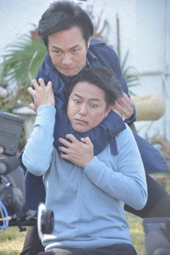 之前张兆辉和萧正楠拍无綫新剧《黄金有罪》打斗戏好落力。