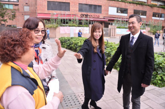 案件散庭后，李偲嫣(右二)与丈夫(右)一齐离开。