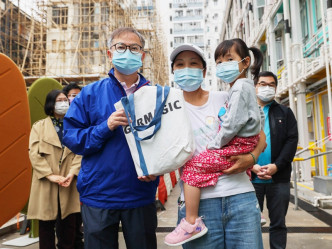 创科局副局长锺伟强（左）向居民送赠防疫物品。