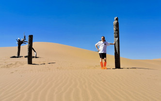 高志森在滕格里沙漠拍攝。