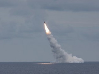 美军在网上发放试射两枚潜射弹道导弹相片。twitter