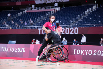 陳浩源擁抱友人慶祝。 香港殘疾人奧委會暨傷殘人士體育協會圖片