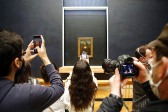 巴黎羅浮宮訪客興奮為《蒙羅麗莎》拍照。AP圖片