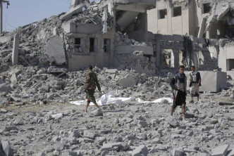 以沙特阿拉伯为首的联军向也门发动空袭，国际红十字会批评联军击中一座监狱，造成逾百人死亡。 AP