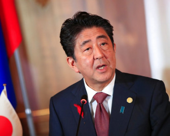 日本首相安倍晉三在臨時內閣會議上宣布加消費稅消息。AP資料圖片