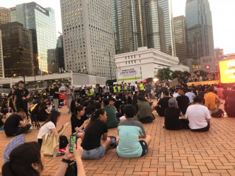 爱丁堡广场下午有逾百人聚集。香港突发事故报料区‎Jessica Liu‎图片