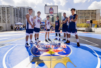 篮球名将(左起)潘志豪、吴柱业、艺人苏皓儿、卓婷、李嘉耀、苏尚瀛参加表演赛。相片由公关提供