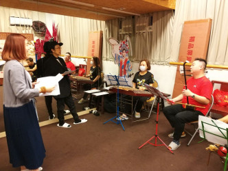 呂珊和謝曉瑩跟樂隊進行排練。
