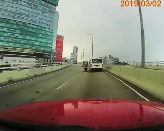 兩車幾乎相撞。「香港鐵騎館(吹水區)」facebook 影片截圖
