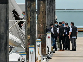 黎智英昨早被押送到西贡游艇会搜证。资料图片