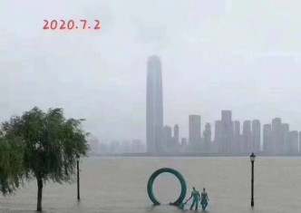 网民为显示洪水水位，纪录「一家三口」被水淹没。 微博图