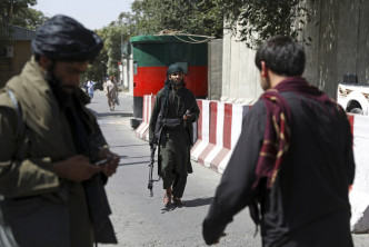 塔利班武裝分子在機場外圍駐守。路透社圖片