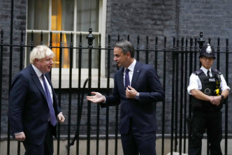 英国首相约翰逊（左）与希腊总理米佐塔基斯（右）会谈。AP图片