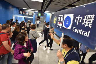 工作人員指示乘客如何由荃灣線月台到下層轉乘港島線。