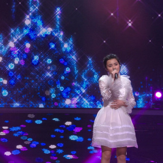 姚焯菲因參加TVB《聲夢傳奇》而爆紅。